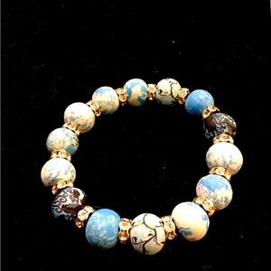 NWOT Beautiful, Fun & Stylish Bracelet in Blue, Dark Blue, Lt Blue & White